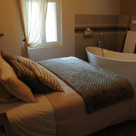 Le Nid De Bed & Breakfast