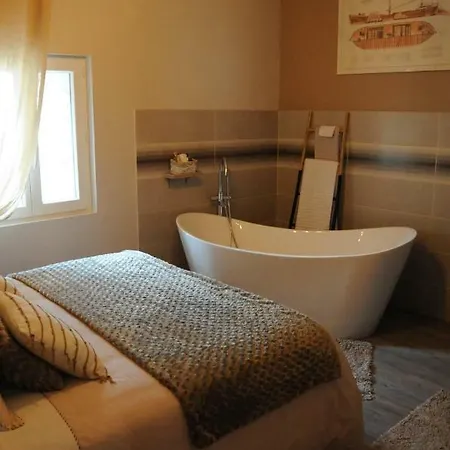 Le Nid De Bed & Breakfast 3*