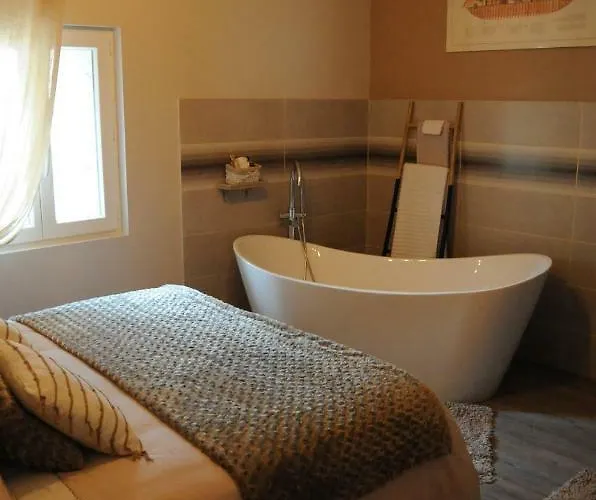 Le Nid De Bed & Breakfast 3*